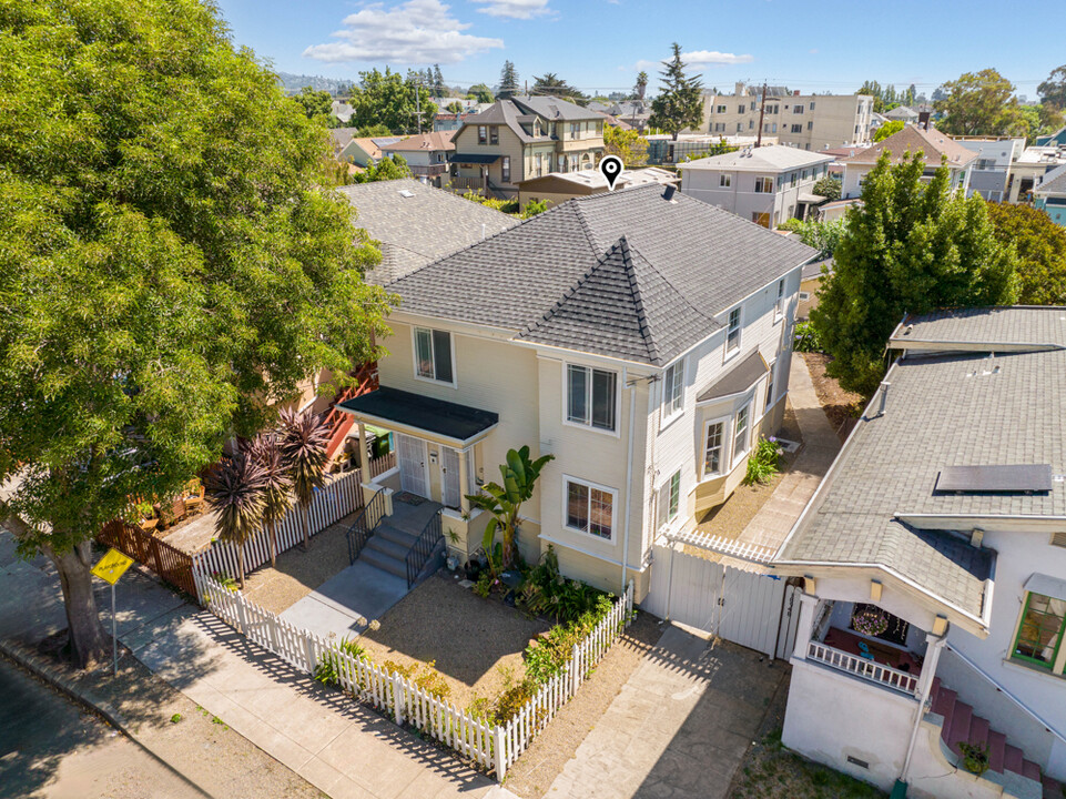 1898 Harmon St in Berkeley, CA - Building Photo