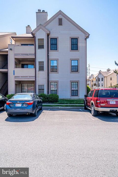 6949 Mary Caroline Cir-Unit -B in Alexandria, VA - Building Photo