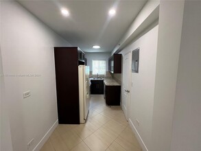 220 Collins Ave, Unit 2A in Miami Beach, FL - Building Photo - Building Photo