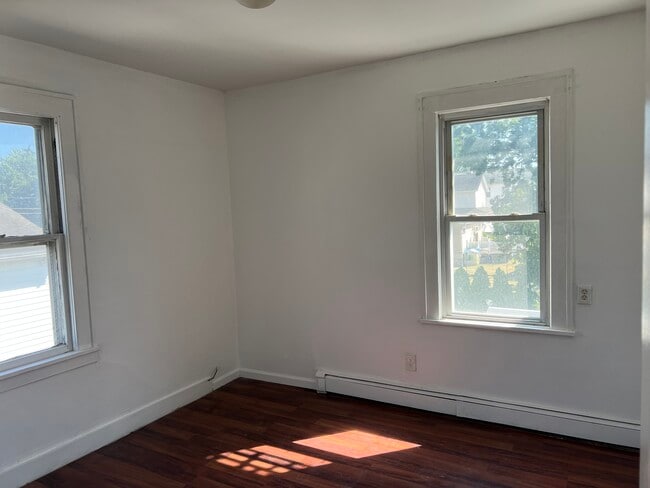 247 Elm St, Unit 2 in Elmwood Park, NJ - Foto de edificio - Building Photo