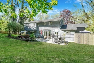 2 Harbor Cir in Centerport, NY - Building Photo - Building Photo