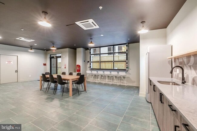 629 W Girard Ave in Philadelphia, PA - Foto de edificio - Building Photo