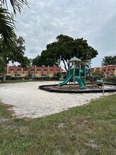 32 Spinning Wheel Ln in Tamarac, FL - Building Photo - Building Photo