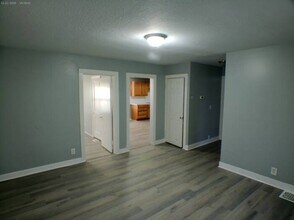 2406 S Overton Ave in Independence, MO - Building Photo - Building Photo