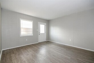 6813 N Clearview Ave in Tampa, FL - Building Photo - Building Photo