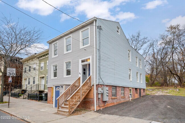 69 2nd St-Unit -basement in Albany, NY - Foto de edificio - Building Photo