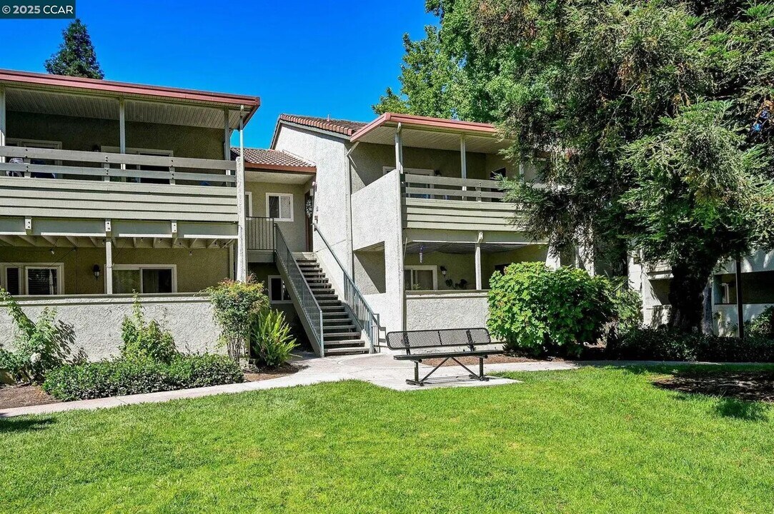 1505 Kirker Pass Rd, Unit 240 in Concord, CA - Foto de edificio