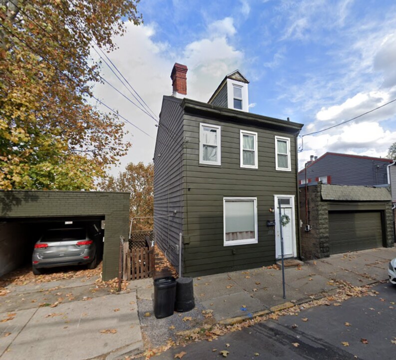 133 Pius St in Pittsburgh, PA - Building Photo