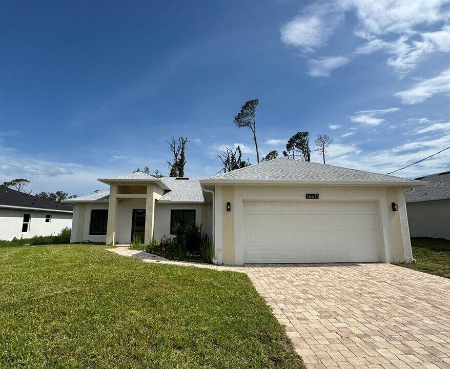 16475 Hillsborough Blvd in Port Charlotte, FL - Foto de edificio