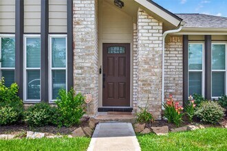 9906 Sageglow Dr in Houston, TX - Building Photo - Building Photo