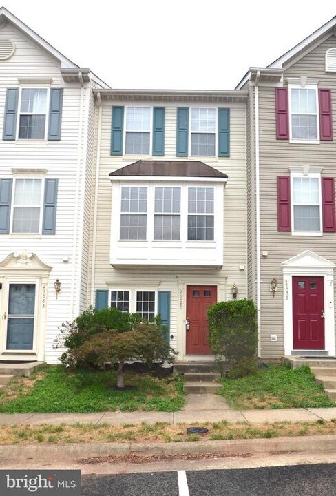 21081 Pickerelweed Terrace in Ashburn, VA - Building Photo