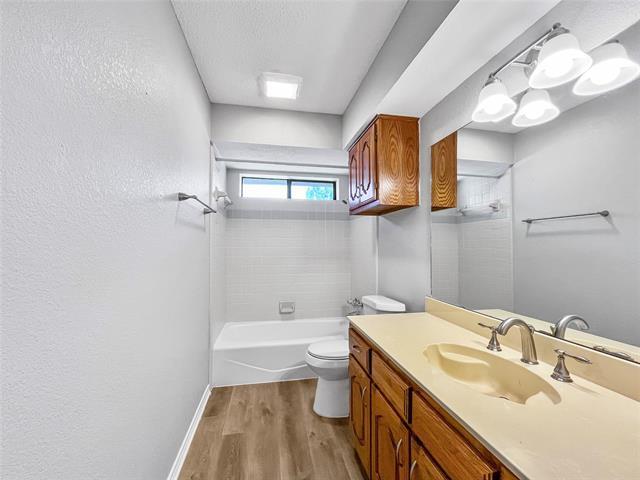 700 Dartbrook Dr in Desoto, TX - Foto de edificio - Building Photo