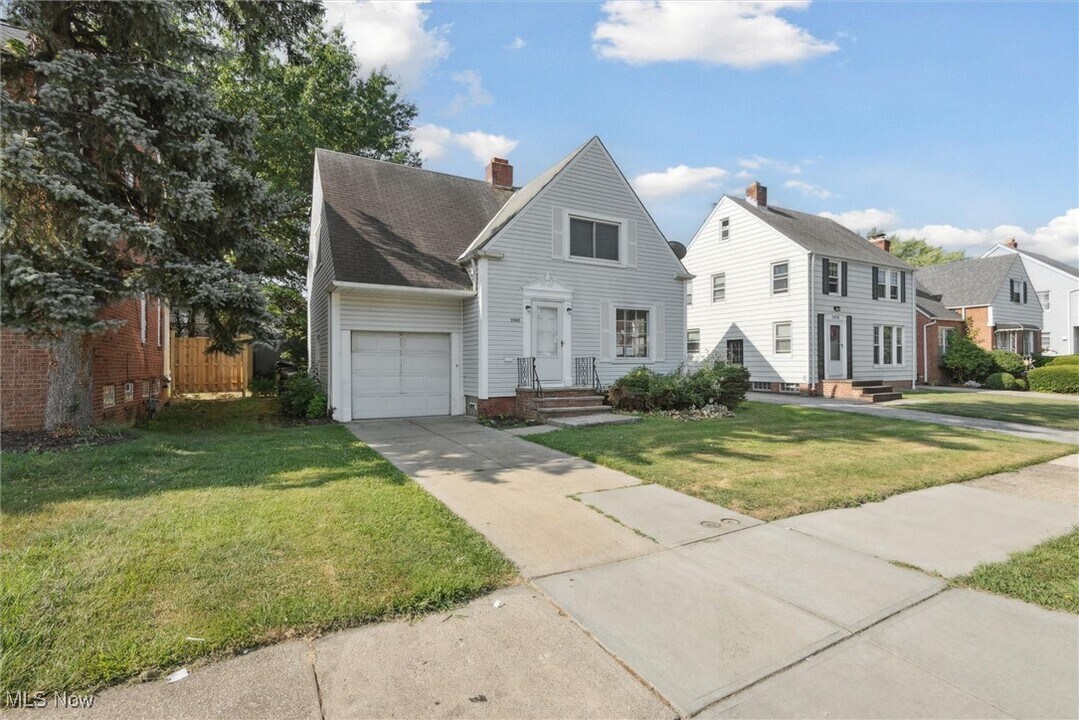 3902 E Antisdale Rd in South Euclid, OH - Building Photo