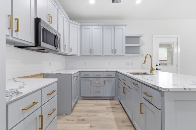 7040 Kinney St in Houston, TX - Building Photo - Building Photo