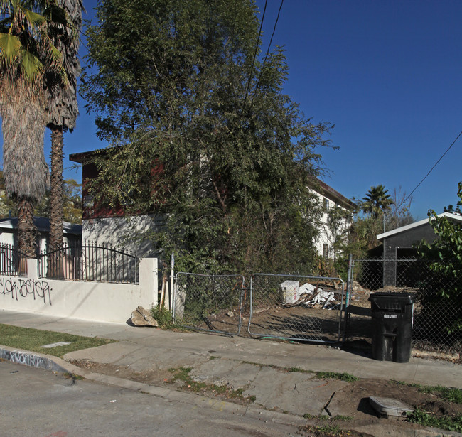 363 Leslie Way in Los Angeles, CA - Foto de edificio - Building Photo