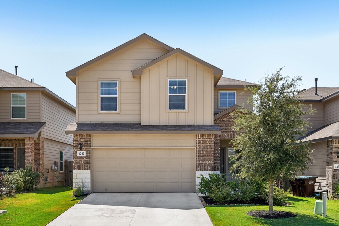 1242 Yellow Warbler Run in San Antonio, TX - Building Photo