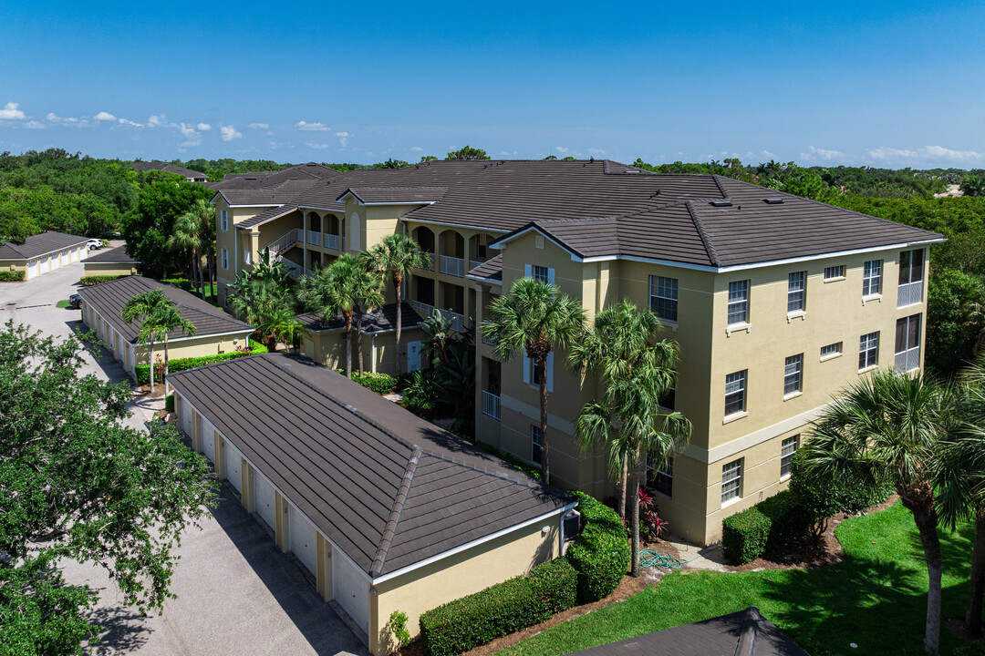 Pointe at Pelican Landing Condos in Bonita Springs, FL - Foto de edificio