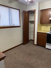 611 N Orchard St, Unit 4 in Prairie City, IA - Foto de edificio - Building Photo