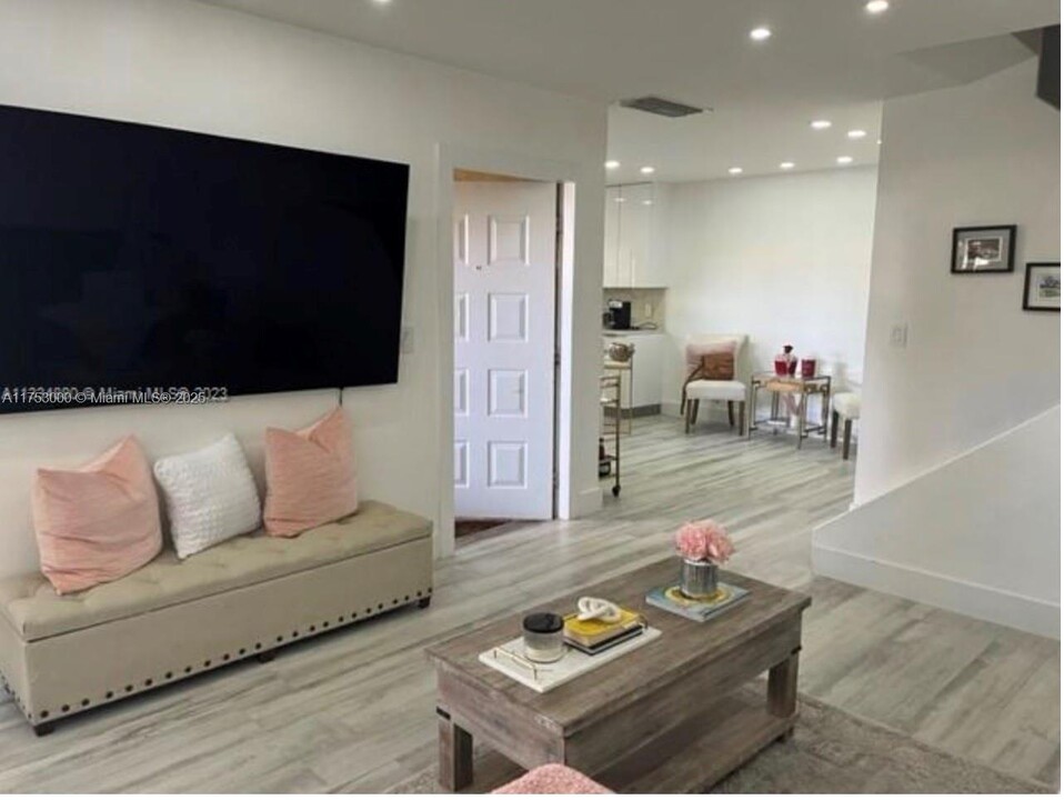 14201 SW 94th Cir Ln in Miami, FL - Building Photo