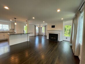 3255 W Viewmont Wy W in Seattle, WA - Building Photo - Building Photo