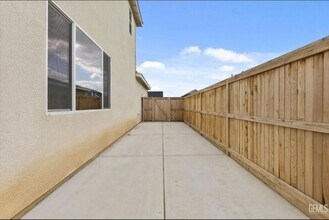 9712 Maple Ter Ln in Bakersfield, CA - Building Photo - Building Photo