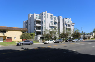 5605 Gentry Ave in Valley Village, CA - Foto de edificio - Building Photo