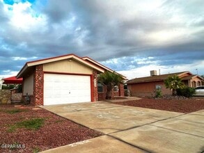 425 Von Bargen Dr in Horizon City, TX - Building Photo - Building Photo