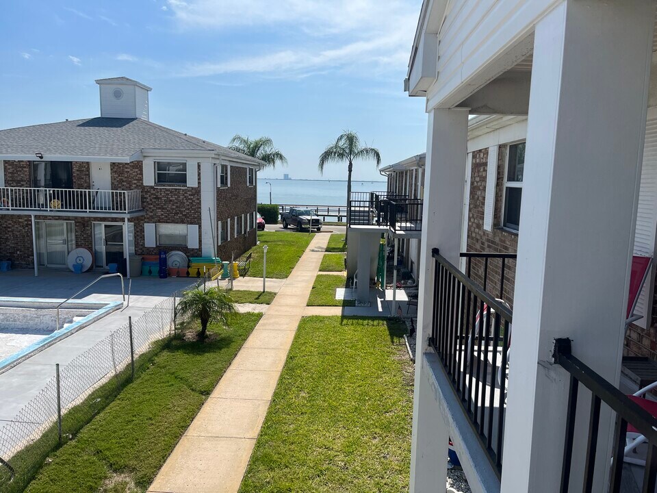 190 E Olmstead Dr, Unit #D12 in Titusville, FL - Building Photo