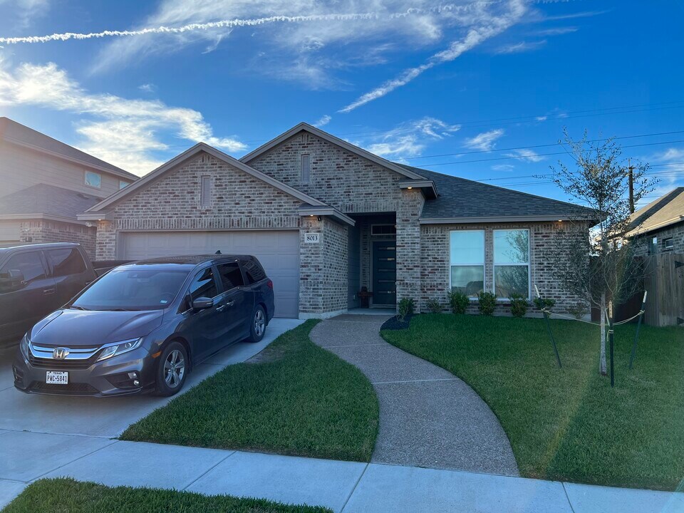8013 Cattlemen Dr in Corpus Christi, TX - Building Photo