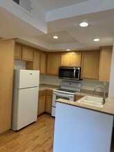 22100 Burbank Blvd, Unit 324C in Woodland Hills, CA - Building Photo - Building Photo