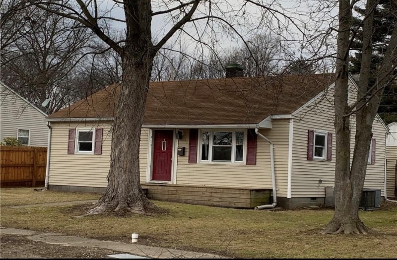 120 MacArthur Blvd in Pana, IL - Building Photo