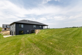 2461 Whisper Woods Ln in Dubuque, IA - Building Photo - Building Photo
