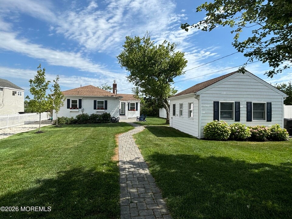 86 Bridge Ave in Bay Head, NJ - Building Photo