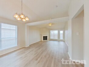 10221 Dallam Ln in Fort Worth, TX - Foto de edificio - Building Photo