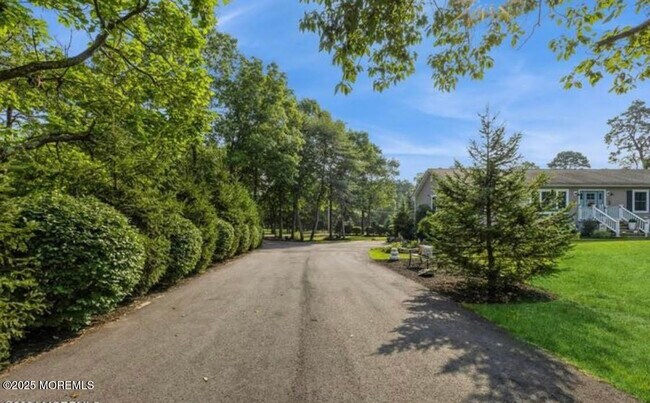 727 Oak Glen Rd in Howell, NJ - Building Photo - Building Photo