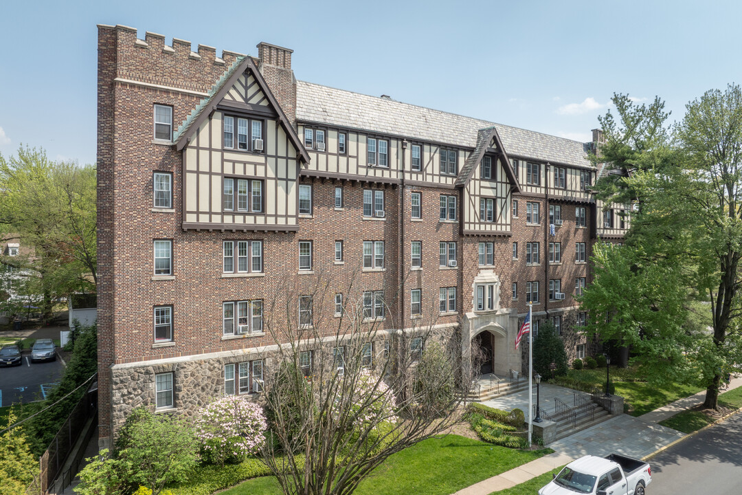 Tudor Hall in Englewood, NJ - Foto de edificio