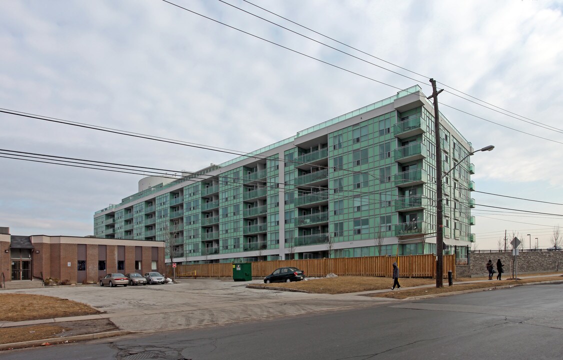 Wilshire-on-the-Green in Toronto, ON - Building Photo