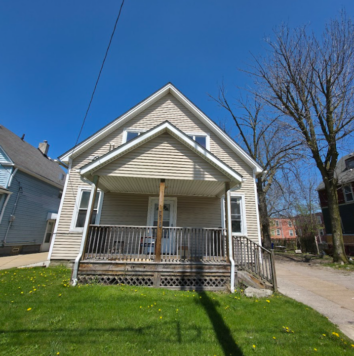 7918 Madison Ave in Cleveland, OH - Building Photo
