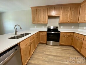 1961 Glen Manor Ct in Lincolnton, NC - Building Photo - Building Photo