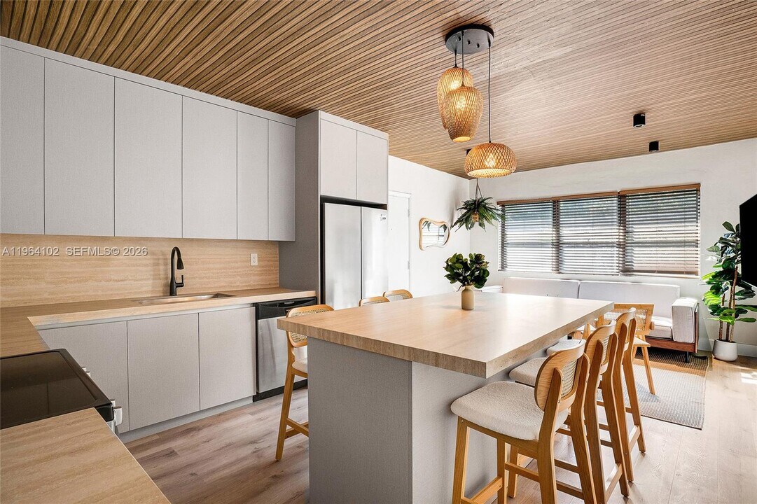 1275 Marseille Dr in Miami Beach, FL - Building Photo