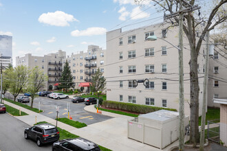 Central Court Condominiums in Fort Lee, NJ - Building Photo - Building Photo