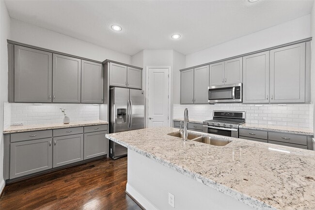 1221 W 19th St