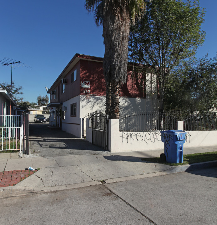 363 Leslie Way in Los Angeles, CA - Foto de edificio