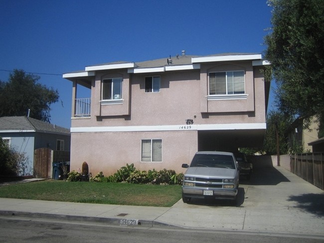 14629 Halldale Ave in Gardena, CA - Foto de edificio - Building Photo