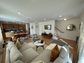 11 Thornton Rd in Chestnut Hill, MA - Building Photo