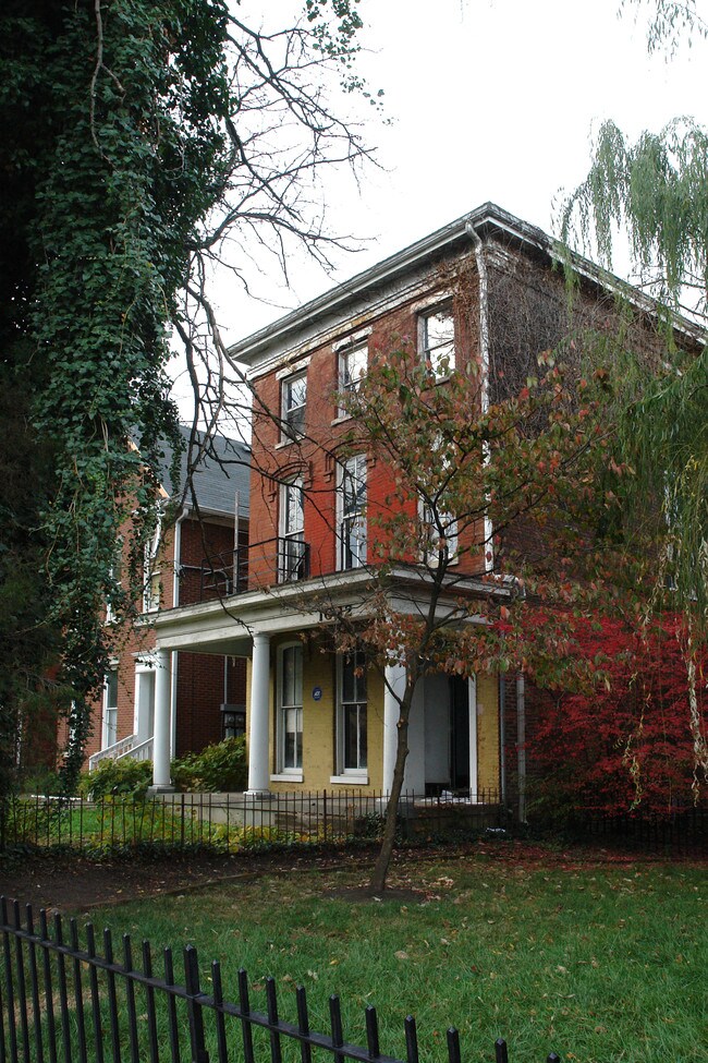 1032 S 6th St in Louisville, KY - Foto de edificio - Building Photo