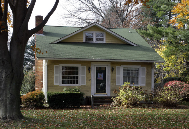 145-151 Oaklawn Ave in Cranston, RI - Building Photo - Building Photo