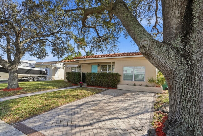 218 SE 3rd Terrace in Dania Beach, FL - Building Photo - Building Photo