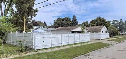 8405 Robindale Ave in Dearborn Heights, MI - Building Photo - Building Photo