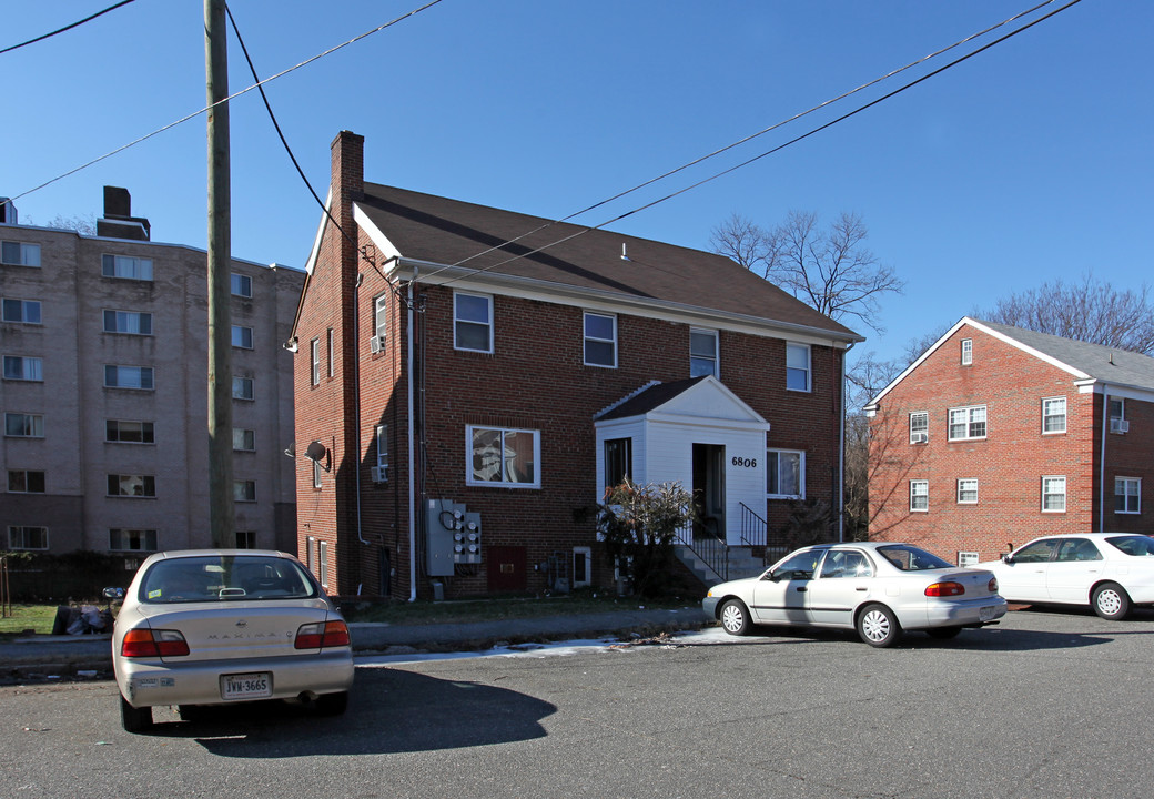 6806 Red Top Rd in Takoma Park, MD - Foto de edificio